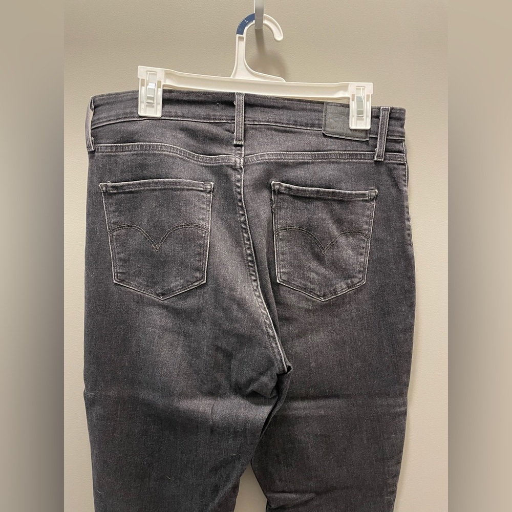 Levi’s High Rise Skinny. 32W 32L. Grey.